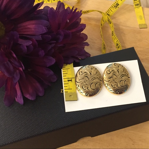 Vintage Lady Remington Earrings - Picture 4 of 4